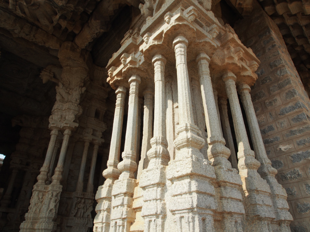 Temple de Vittala à Hampi. Pilier entièrement sculpté d'un bloc